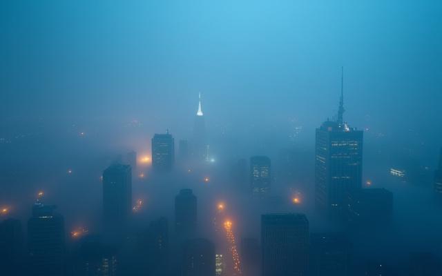 霧に包まれた東京の夜景、遠景にスカイツリー